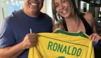 大罗和西班牙网球运动员巴多萨一起打网球，并送上球衣